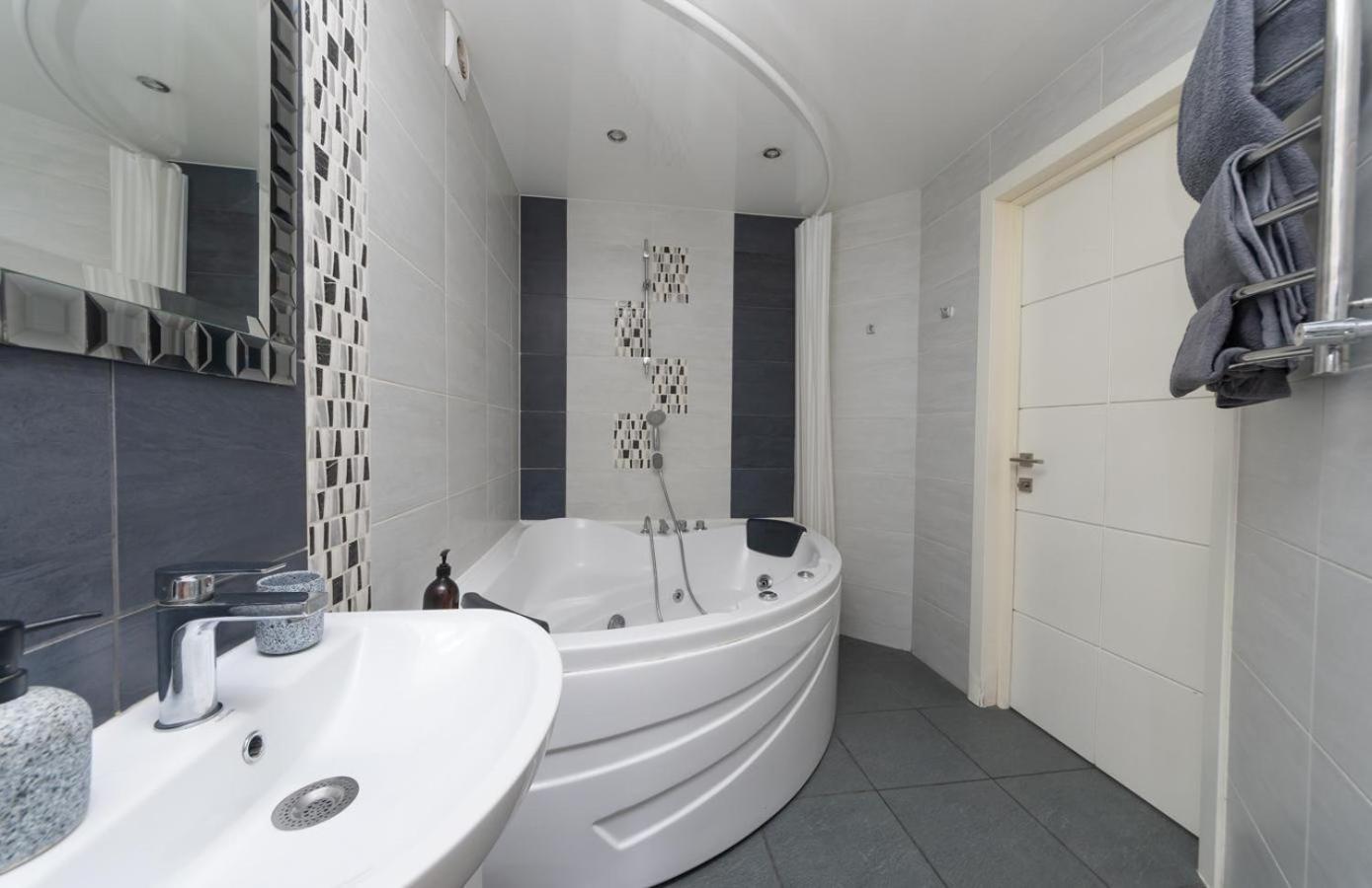 Flat24 On Lesi Ukrainki 3 Apartment Kyiv Exterior photo